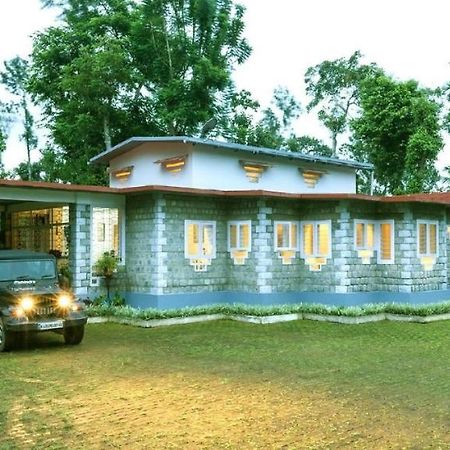 Coorg Kolamotte Hotell Gonikoppal Exteriör bild
