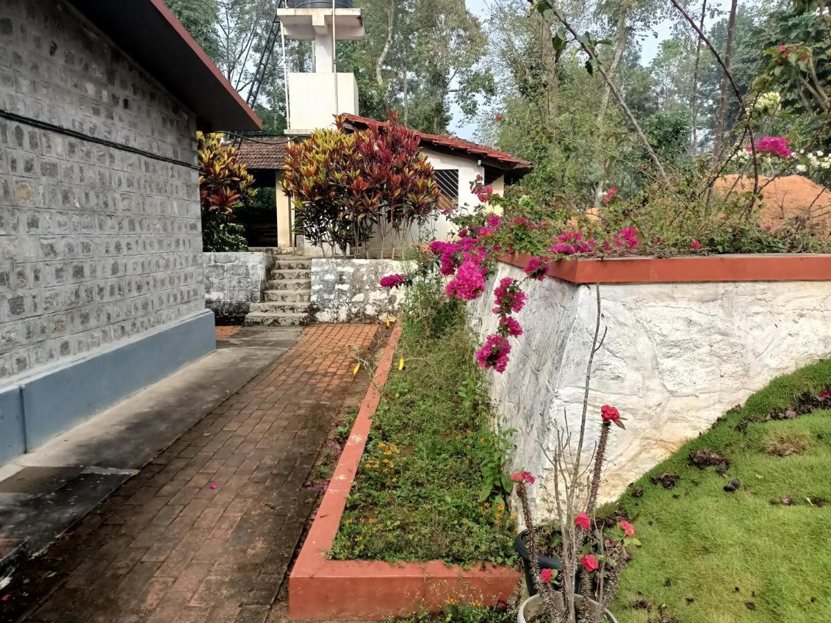 Coorg Kolamotte Hotell Gonikoppal Exteriör bild